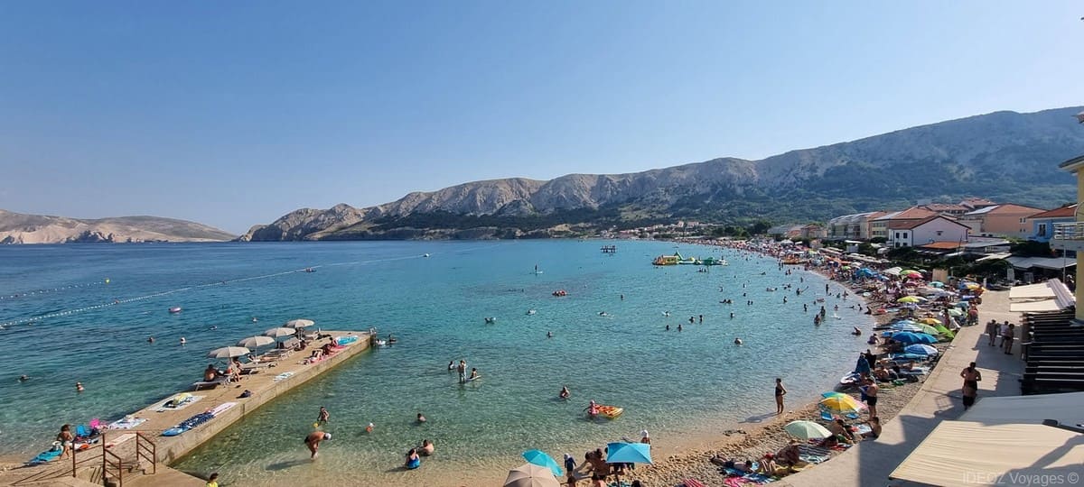 Vue panoramique sur Vela plaža et la baie de Baška sur l’île de Krk.