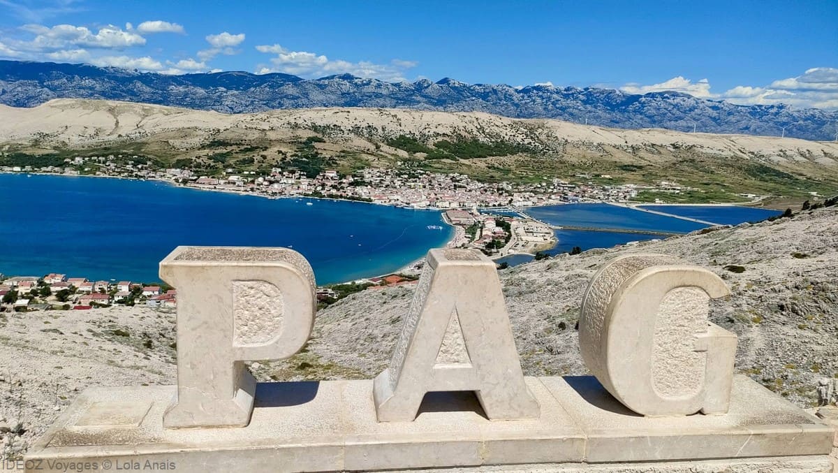 vue panoramique sur Pag capitale de l'île de Pag en Dalmatie du nord avec ses paysages sauvages