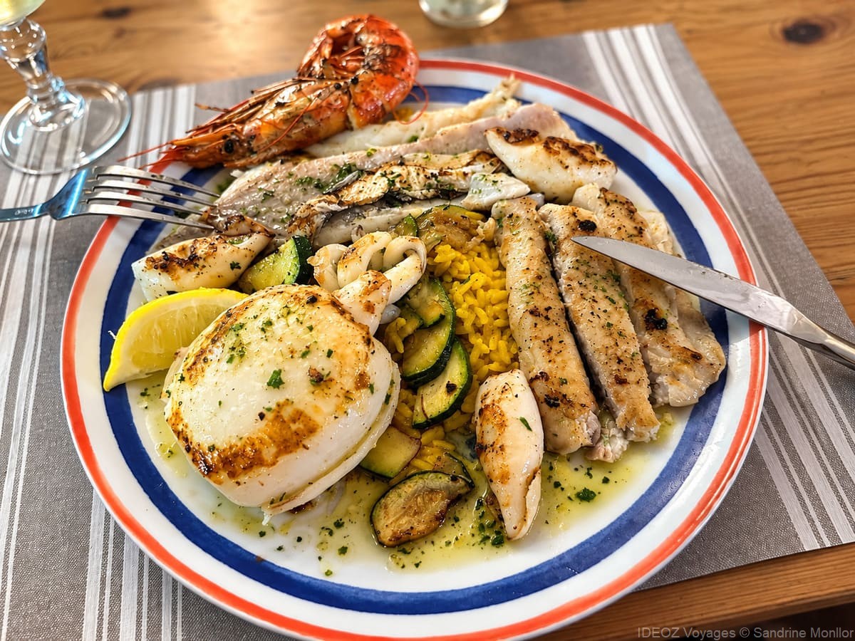 parillade de poissons seche gambas calamars riz et légumes