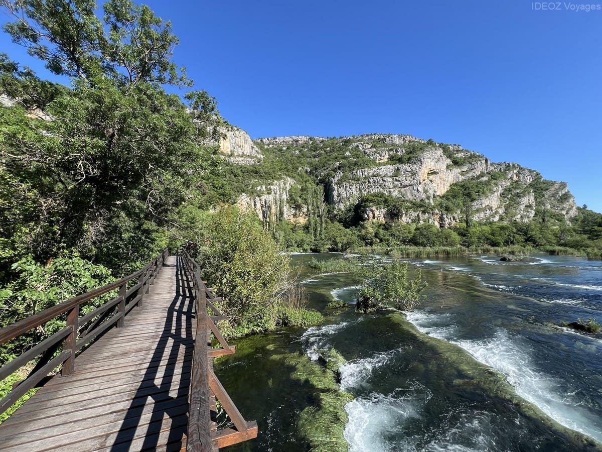 passerelles au bord de la krka roski slap