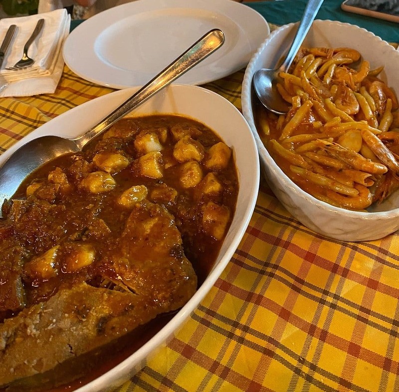 Pašticada avec gnocchis et plat de makaruni aux crevettes servi à la Konoba Mate