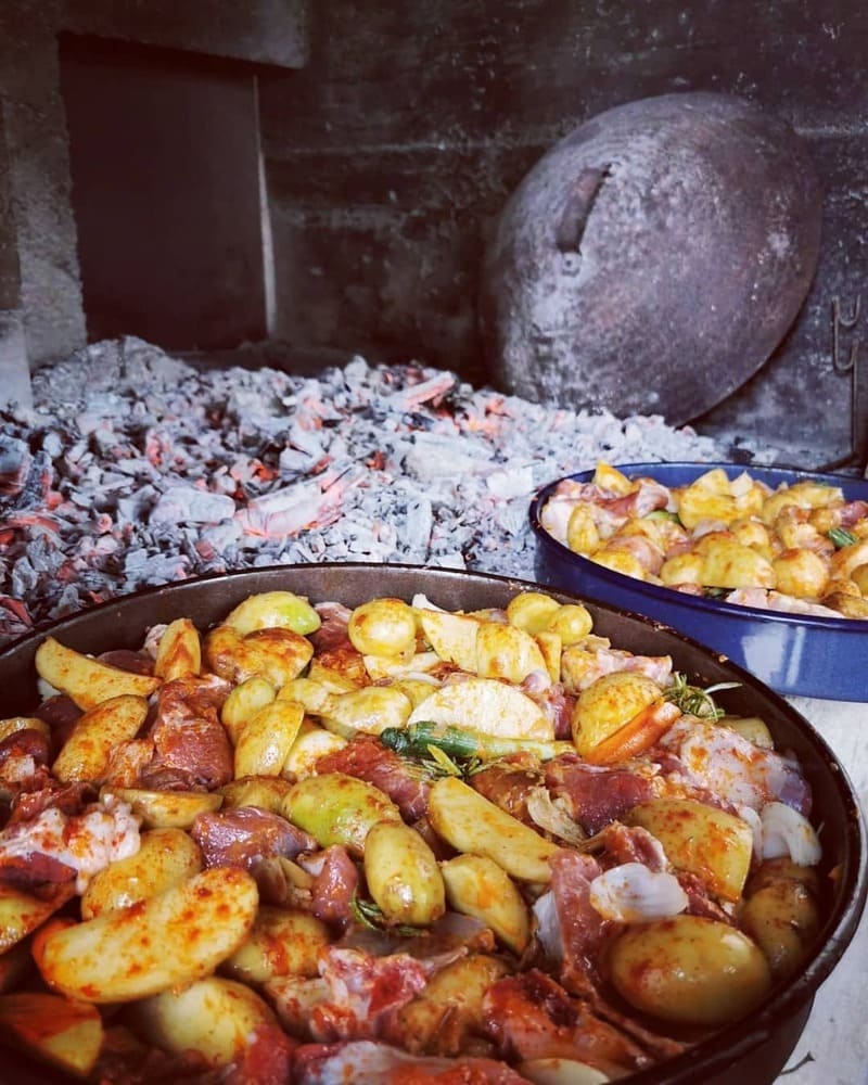 Peka dalmate de viande et pommes de terre cuisant sous la braise à la Konoba Mate