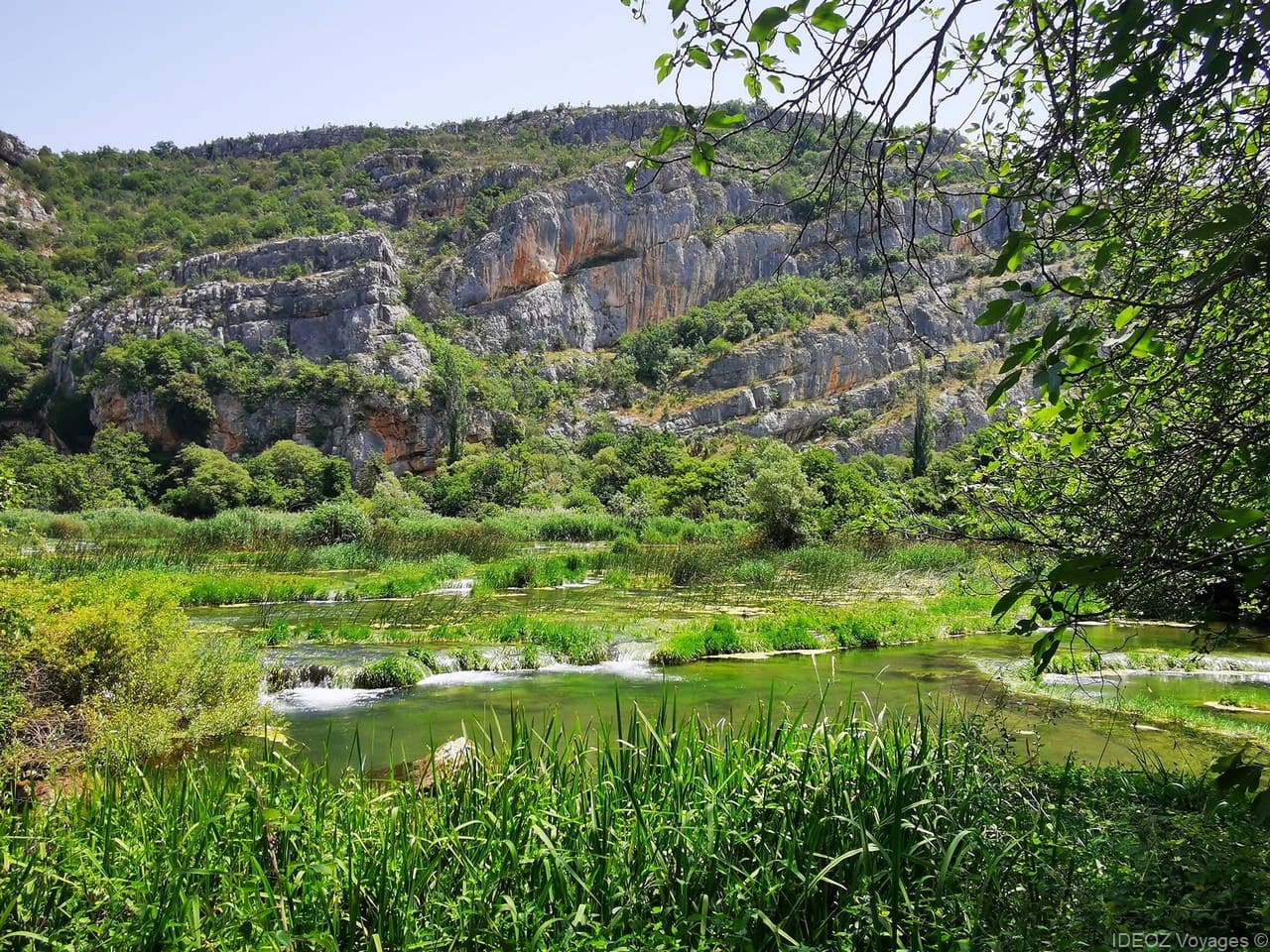 Petites cascades et végétation devant les falaises rocheuses du parc de Krka