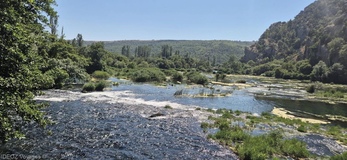 La Krka se divise en petites cascades entre des îlots de végétation près de Roški slap
