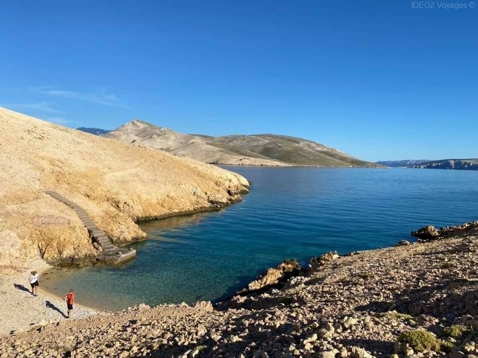 petite plage de Škuljica sur l’île de Krk aboutissement de la randonnée depuis Baska