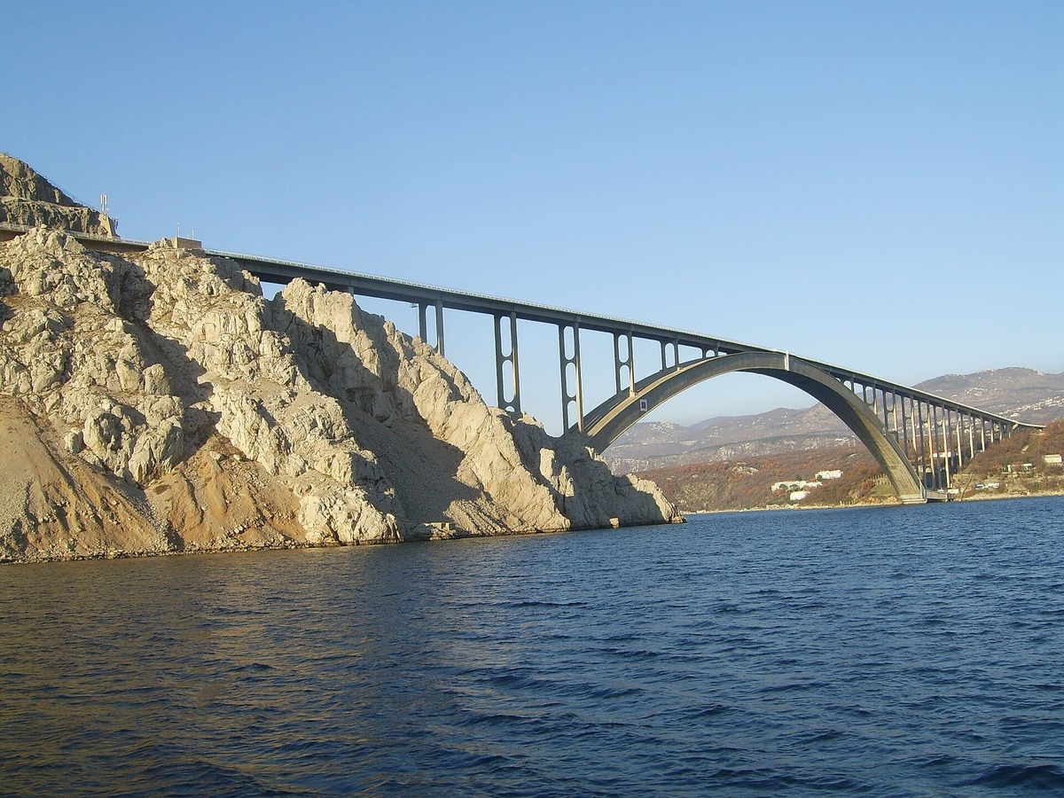 Pont de Krk reliant l’île de Krk au continent croate.