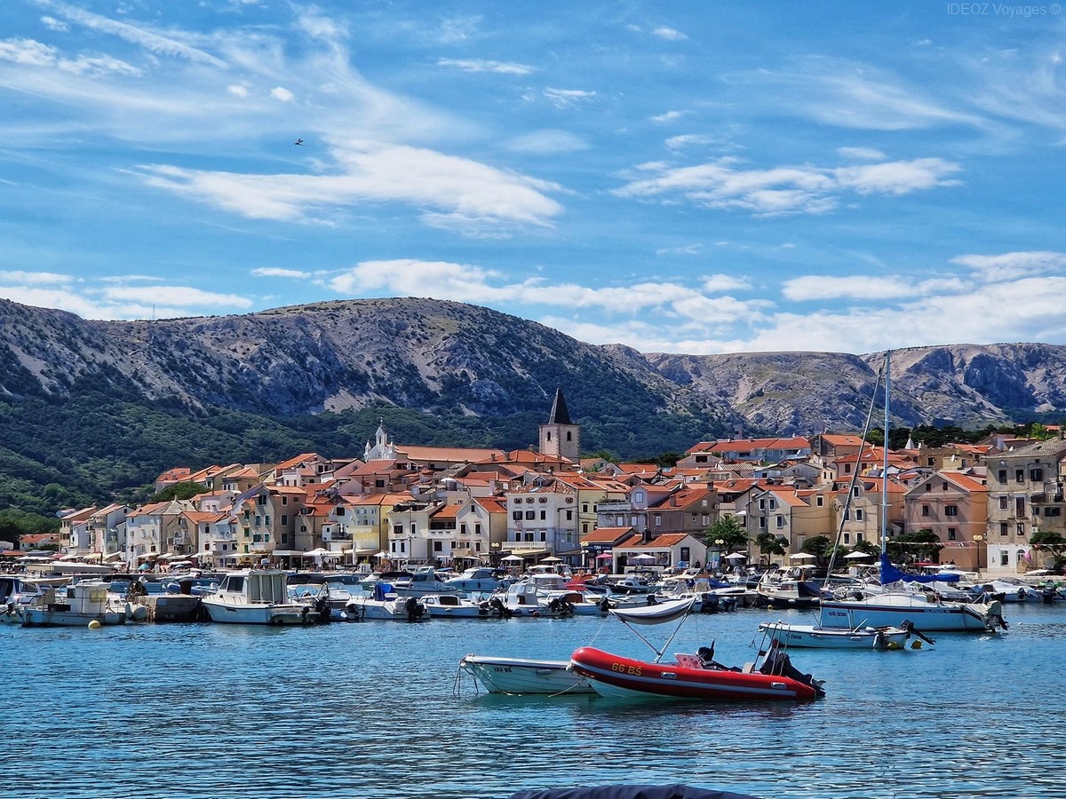 Port de Baška et maisons de la vieille ville sur l’île de Krk