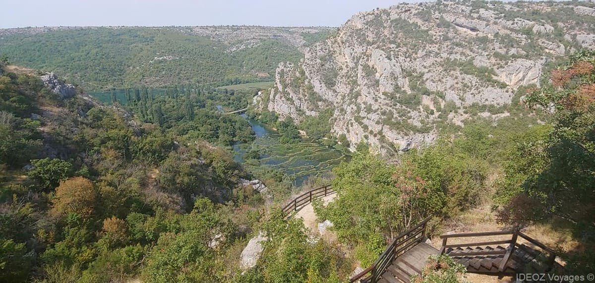Escaliers du sentier au-dessus de la rivière Krka et des falaises près de Roški slap