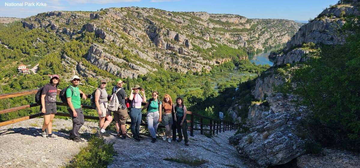 Groupe de randonneurs à un belvédère dominant le canyon et la rivière Krka