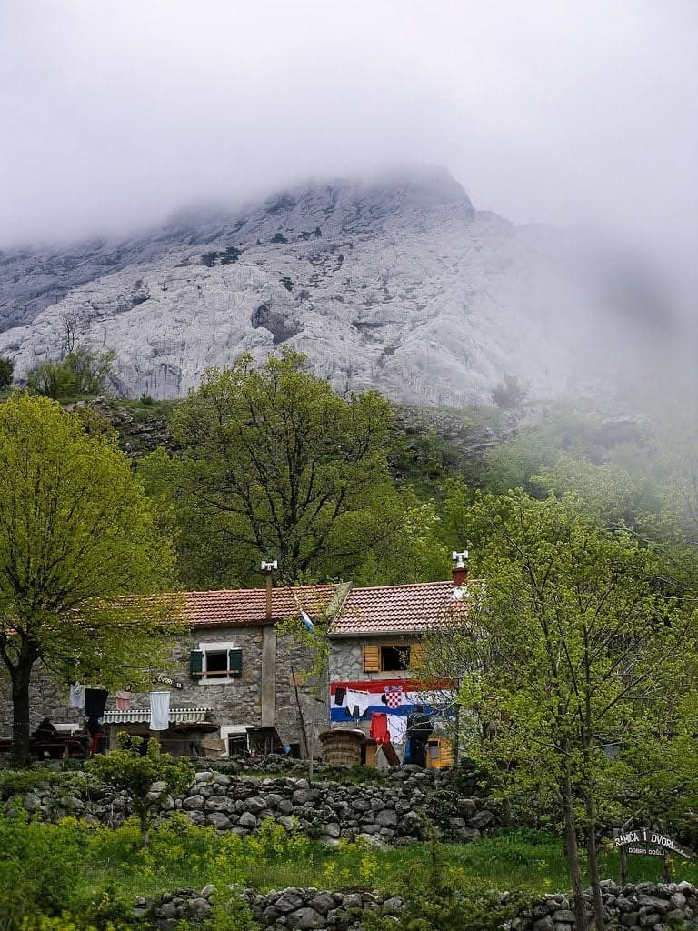 refuge ramića dvori paklenica