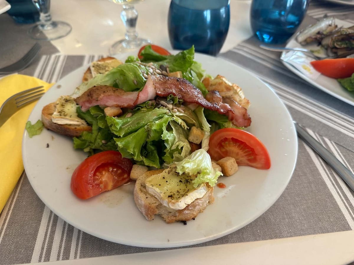 salade de chevre avec lard, tomates et laitue au restaurant le lamparo à port la nouvelle
