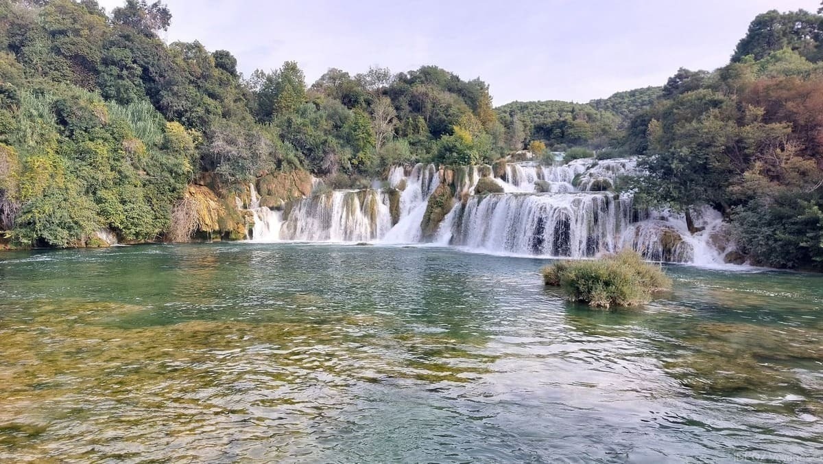 Cascade de Skradinski buk avec un débit soutenu dans le parc de Krka