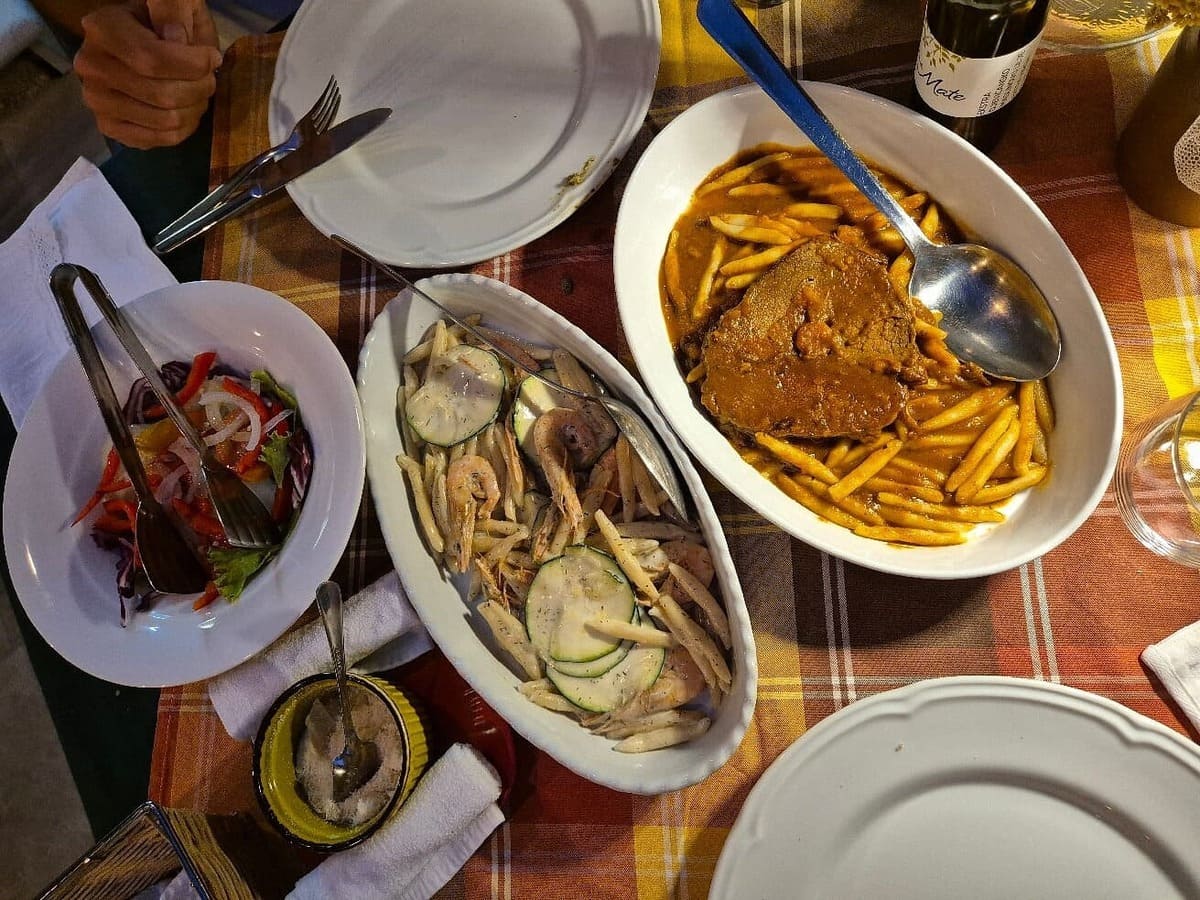 Plats traditionnels accompagnés de Žrnovski makaruni à la Konoba Mate de Pupnat