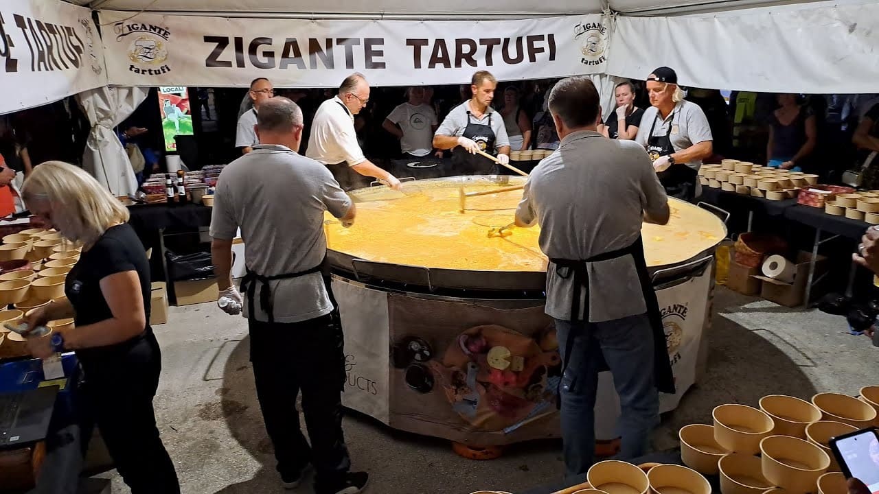Préparation d’une fritaja géante à la truffe pendant la fête Subotina à Buzet en Istrie