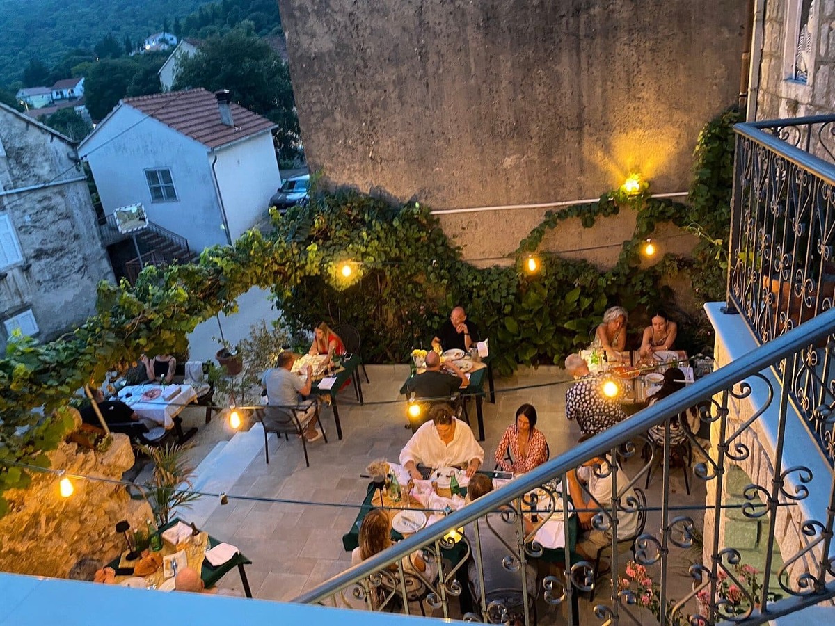 Terrasse fleurie et illuminée de la Konoba Mate à Pupnat, sur l’île de Korčulakorcula