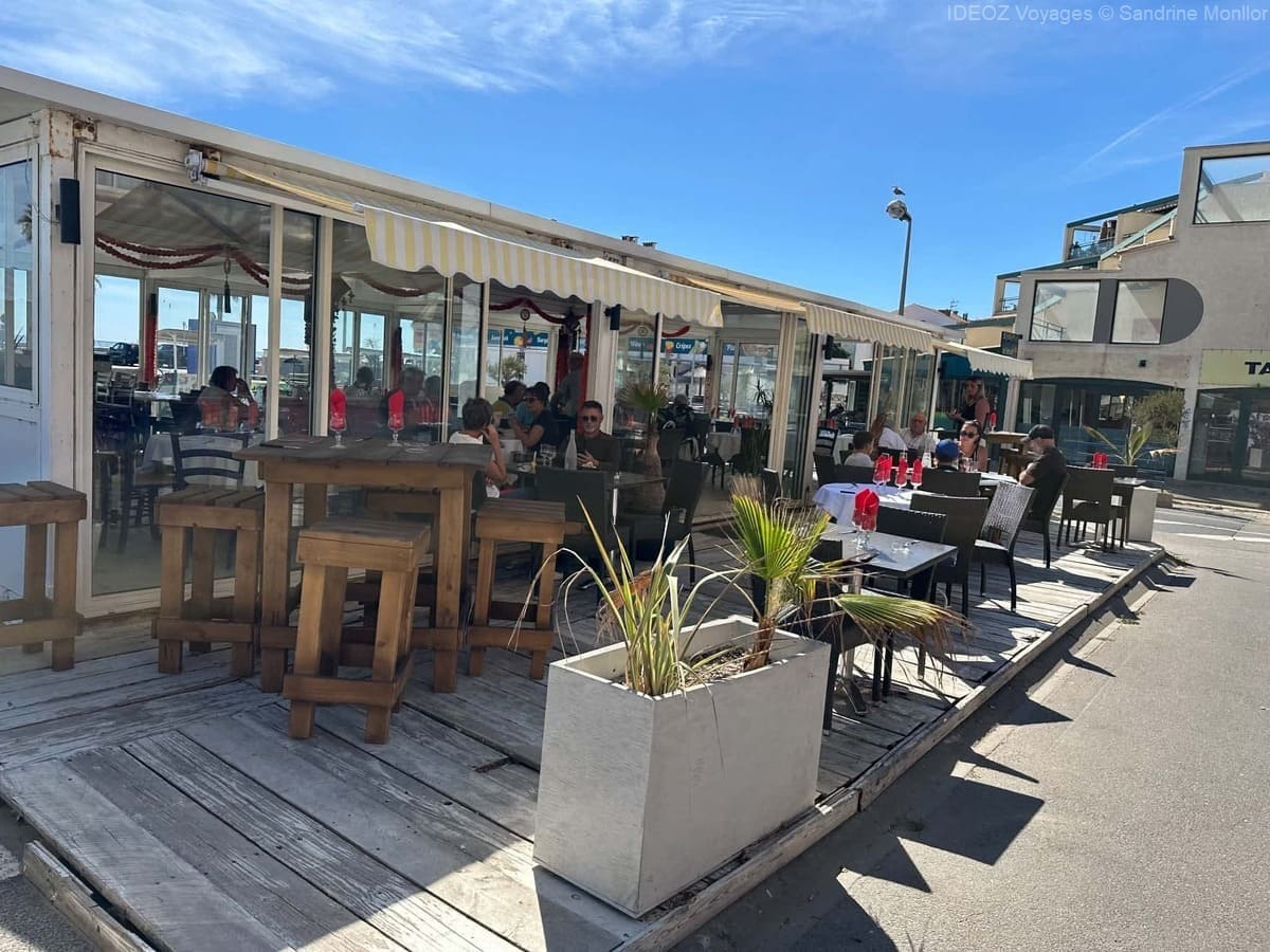 Terrasse extérieure du restaurant Le Lamparo à Port-la-Nouvelle