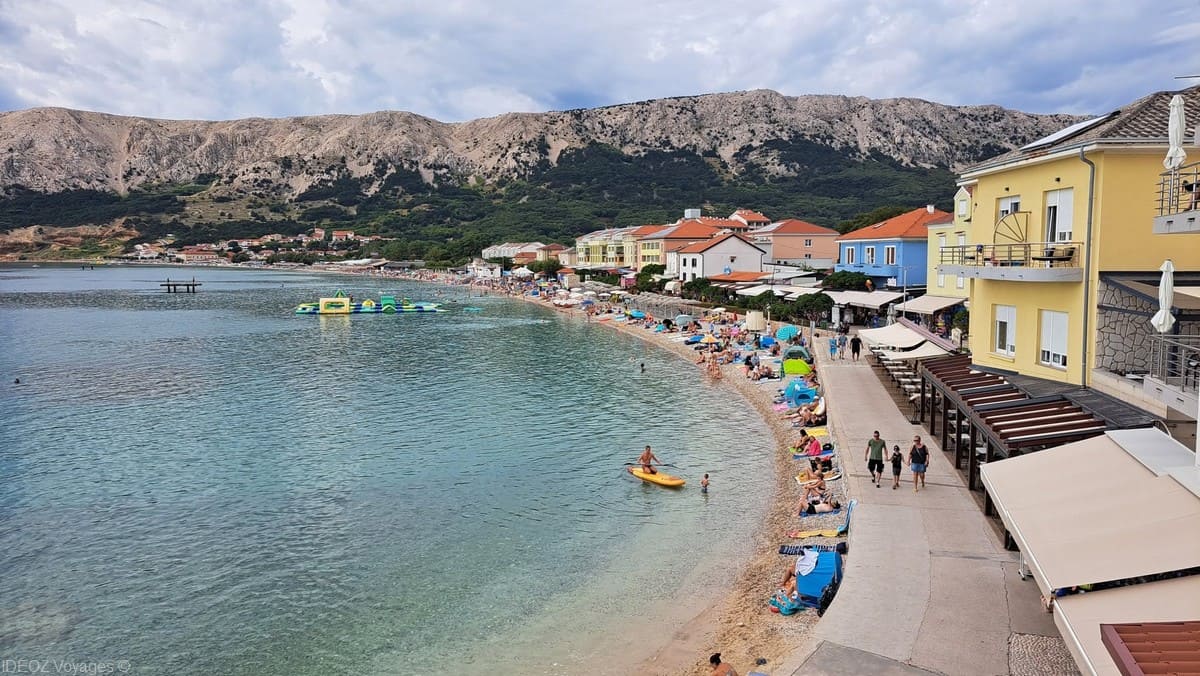 Vela plaža, grande plage de galets de Baška sur l’île de Krk.