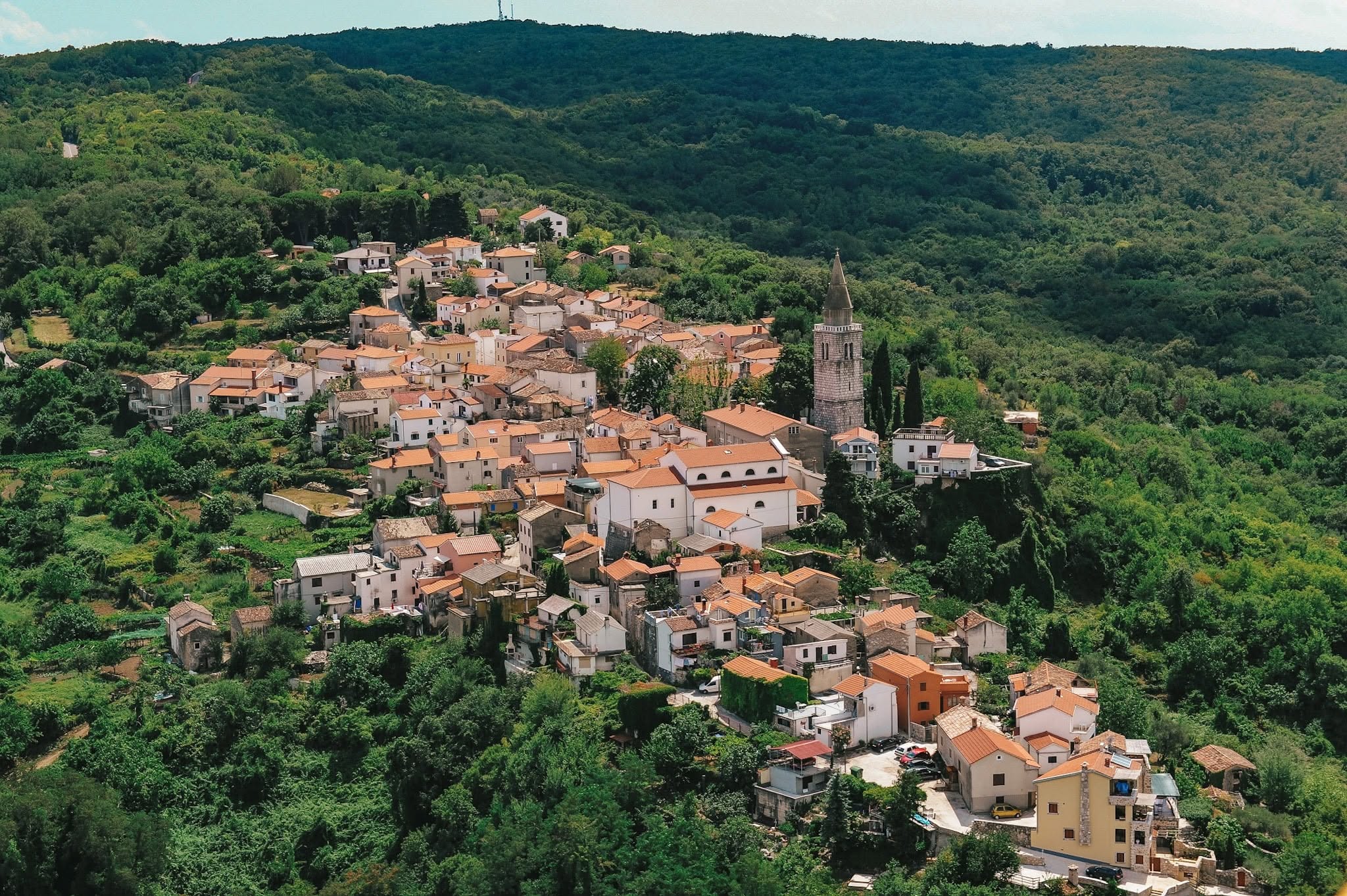 Entouré de forêts dans l’intérieur de Krk, le village historique de Dobrinj se rassemble autour de l’église Saint-Étienne et de son imposant clocher.