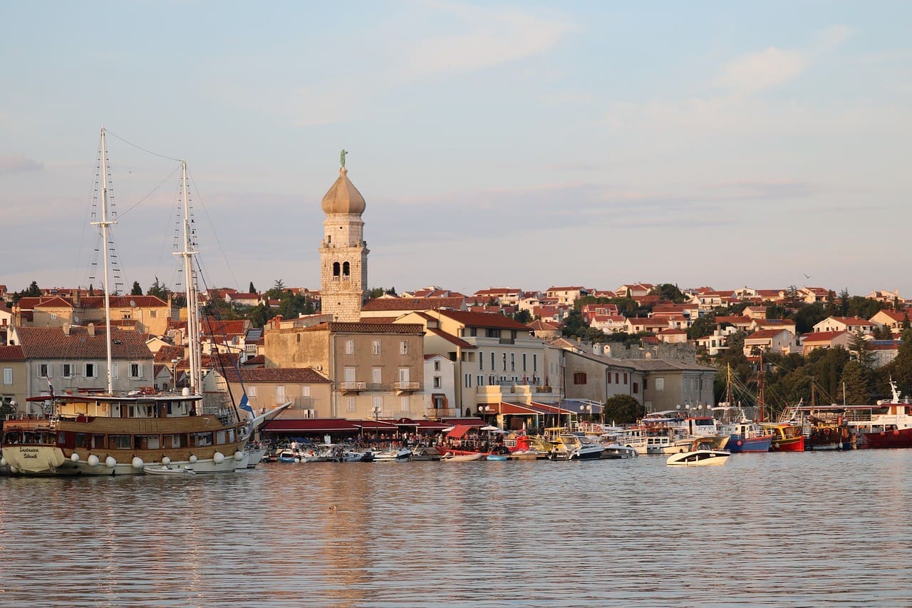 Port de la ville de Krk et clocher de la cathédrale sur l’île de Krk.