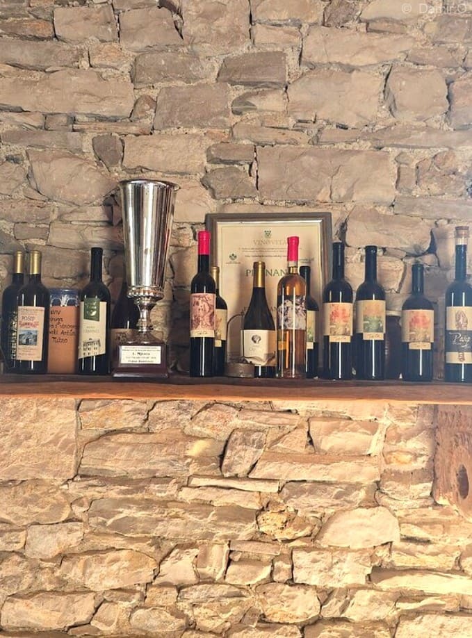 Bouteilles de vins dans un domaine viticole de Lumbarda à Korčula