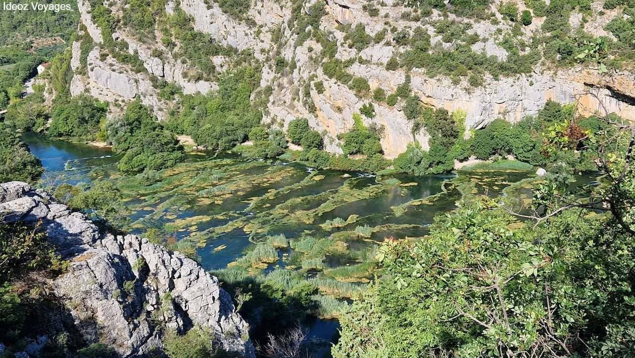 Vue plongeante sur les bras de la rivière Krka et la végétation au pied des falaises