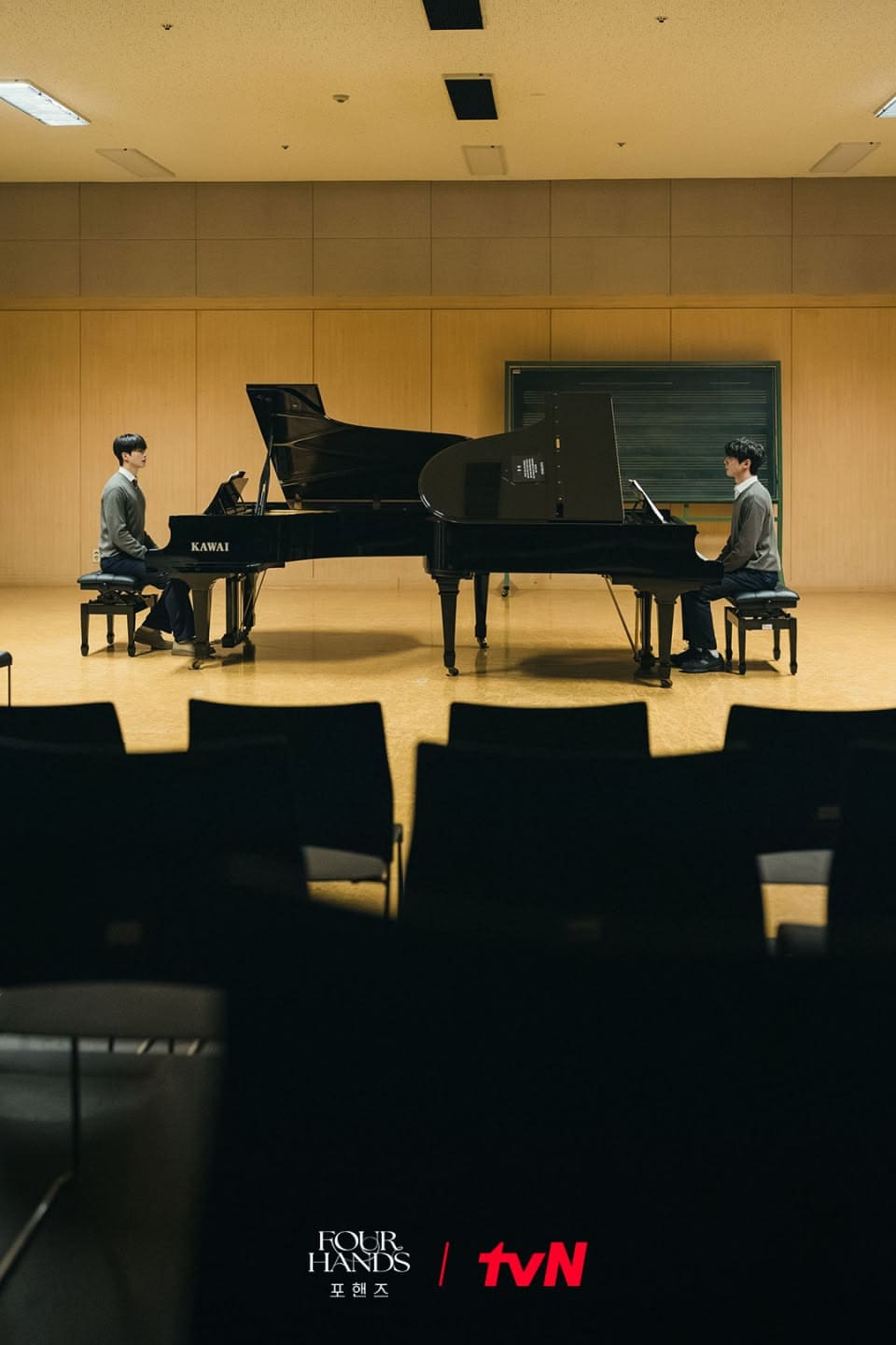 4 mains 2 sonates les deux pianistes face a face devant leur piano (1)