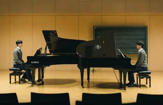 4 mains 2 sonates les deux pianistes face a face