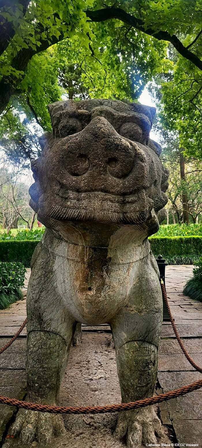 Statue d'animal mythique en pierre sur la Voie sacrée du mausolée Xiaoling à Nankin