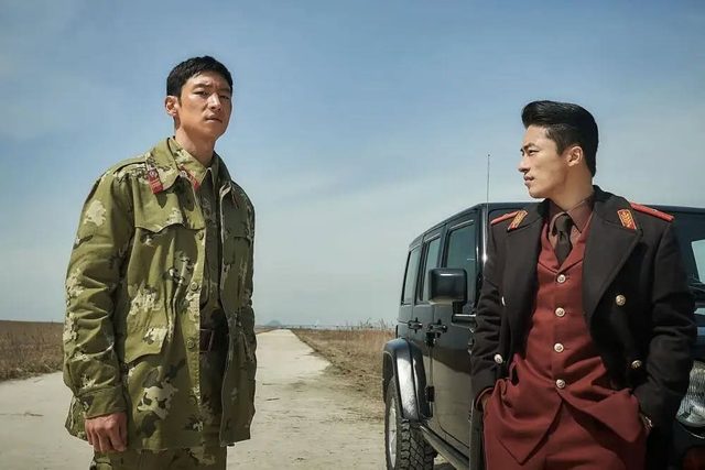 Lee Je-hoon (Gyu Nam) et Koo Kyo-hwan (Hyun Sang) dans Escape (2024) : deux hommes que tout oppose, jusque dans leur rapport à la liberté.