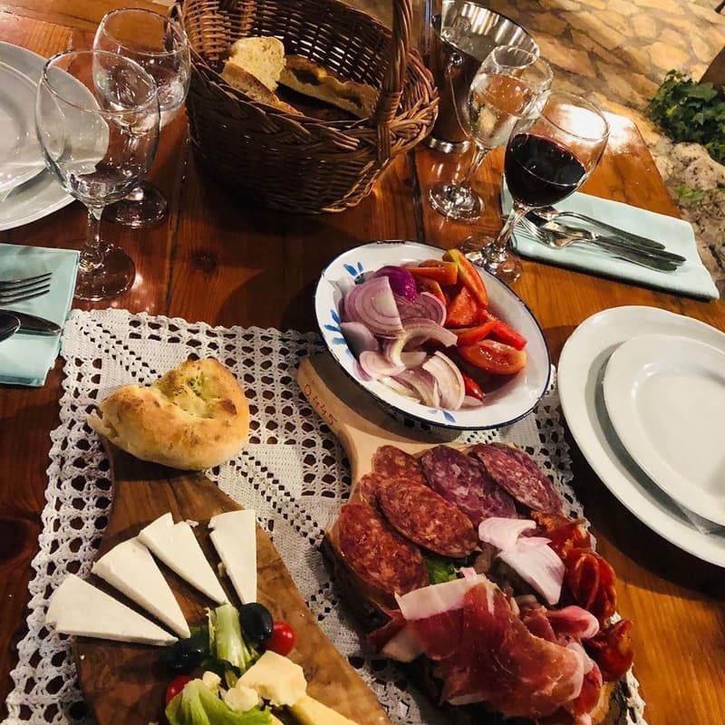 gospodarstvo roca plats de charcuteries et vin maison