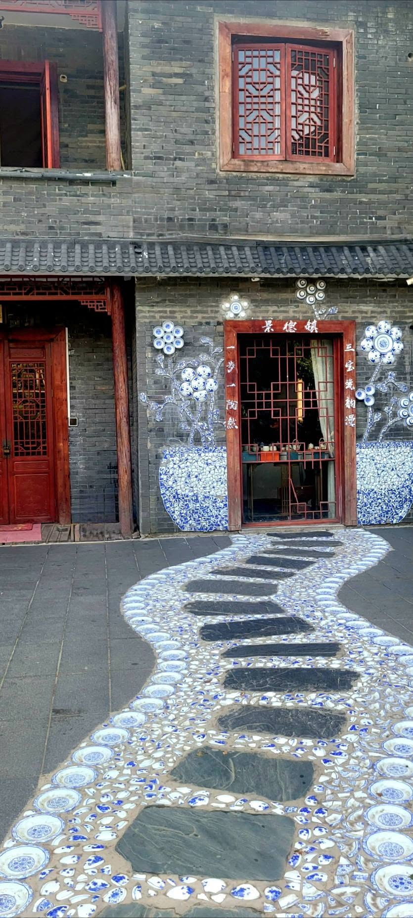 jingdezhen façade avec les incrustations de vaisselle bleue et blanche