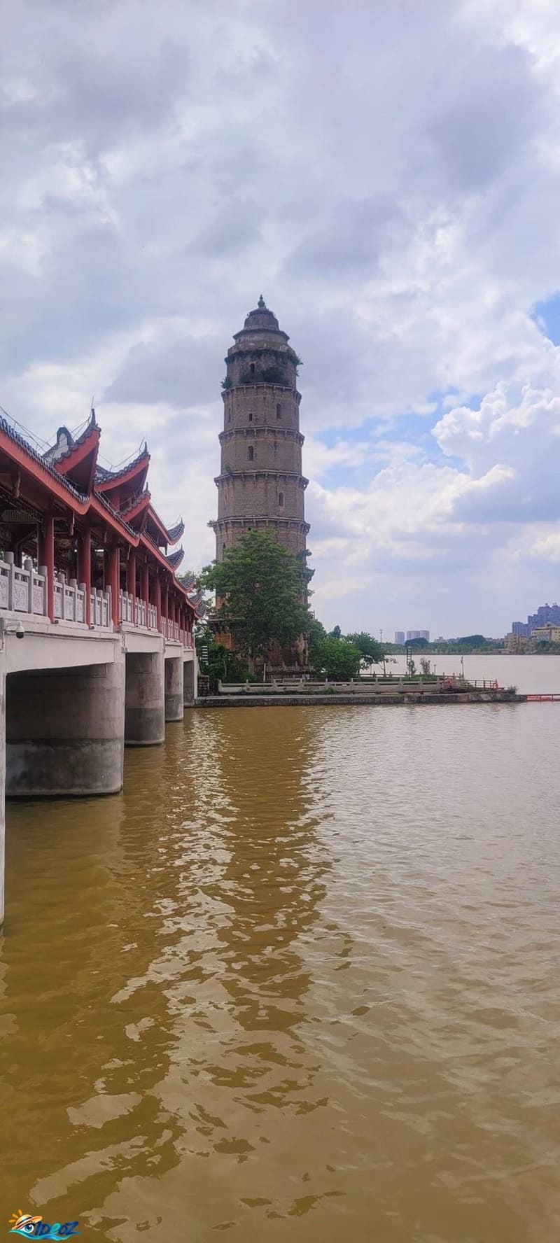 Pagode ancienne dominant la rivière Han à Chaozhou, près du pont Guangji