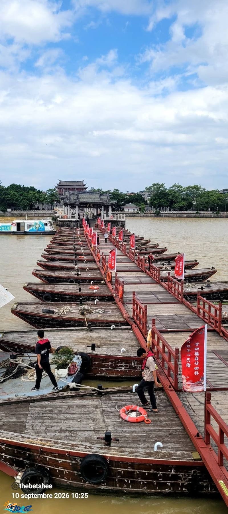 Partie flottante du pont Guangji formée de bateaux reliés sur la rivière Han à Chaozhou