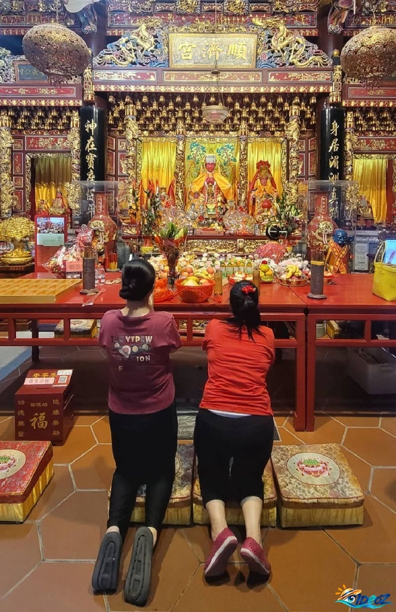 prière dans un temple de quanzhou