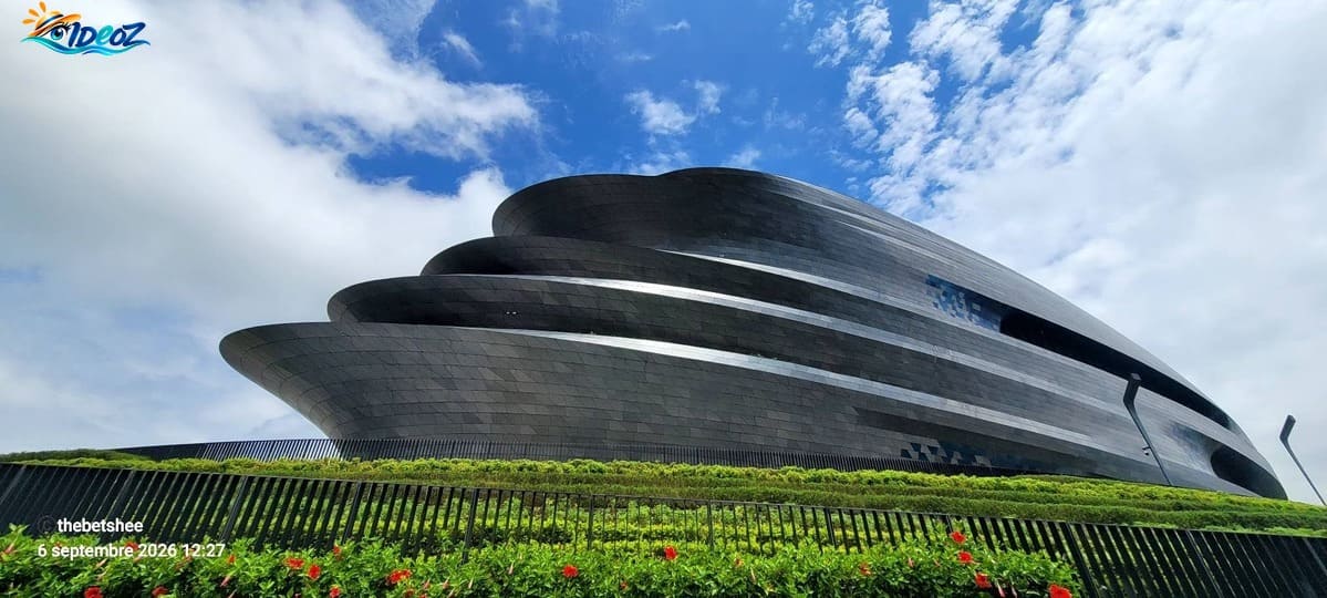 Architecture contemporaine du musée de Guangming à Shenzhen sous un ciel bleu