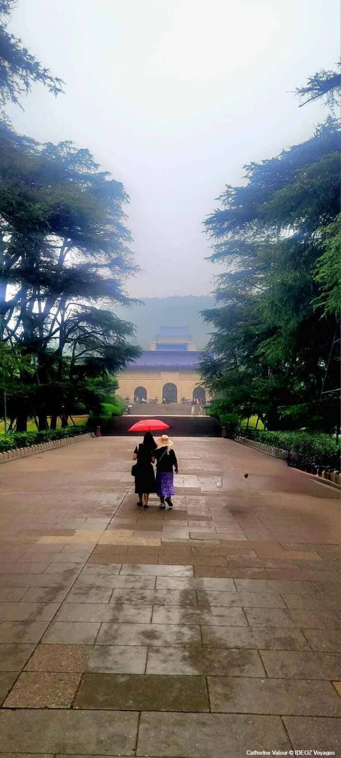Allée menant aux bâtiments du mausolée Xiaoling à Nankin sous la pluie