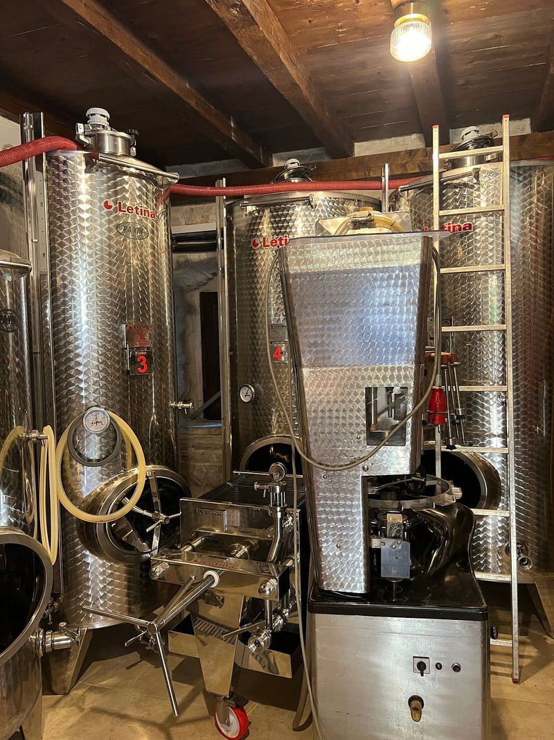 Cuves inox et équipement de vinification dans une cave de Korčula