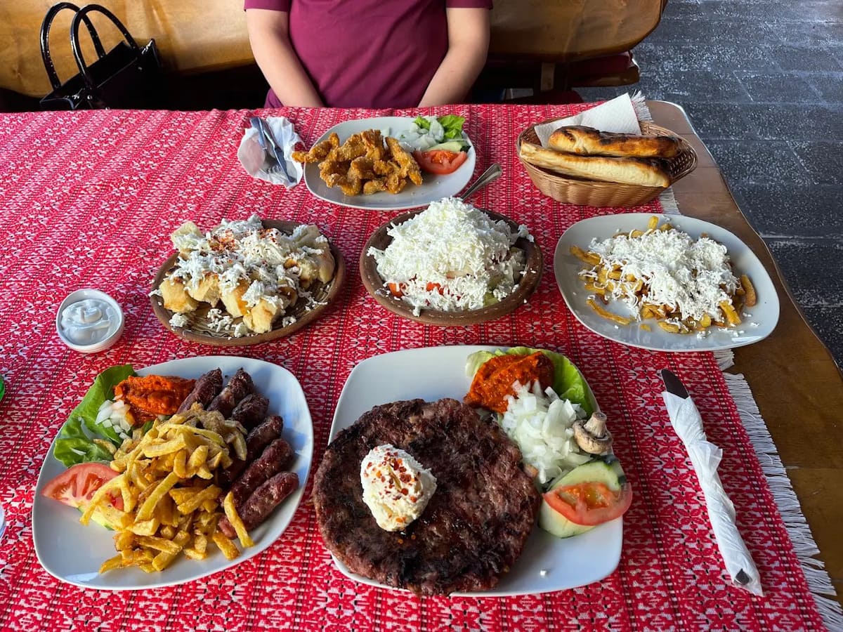 cevapcici et pljeskavica makedonska kuca