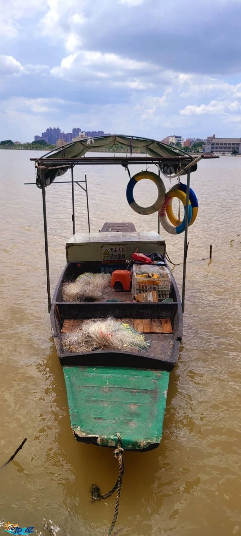 Petit bateau de pêche avec ses filets amarré sur la rivière Han à Chaozhou