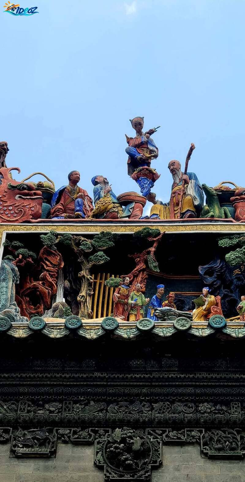 Personnages et scènes en céramique sur la toiture du Chen Clan Ancestral Hall à Guangzhou