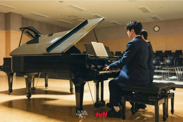 choi et pio devant le piano 4 mains 2 sonates