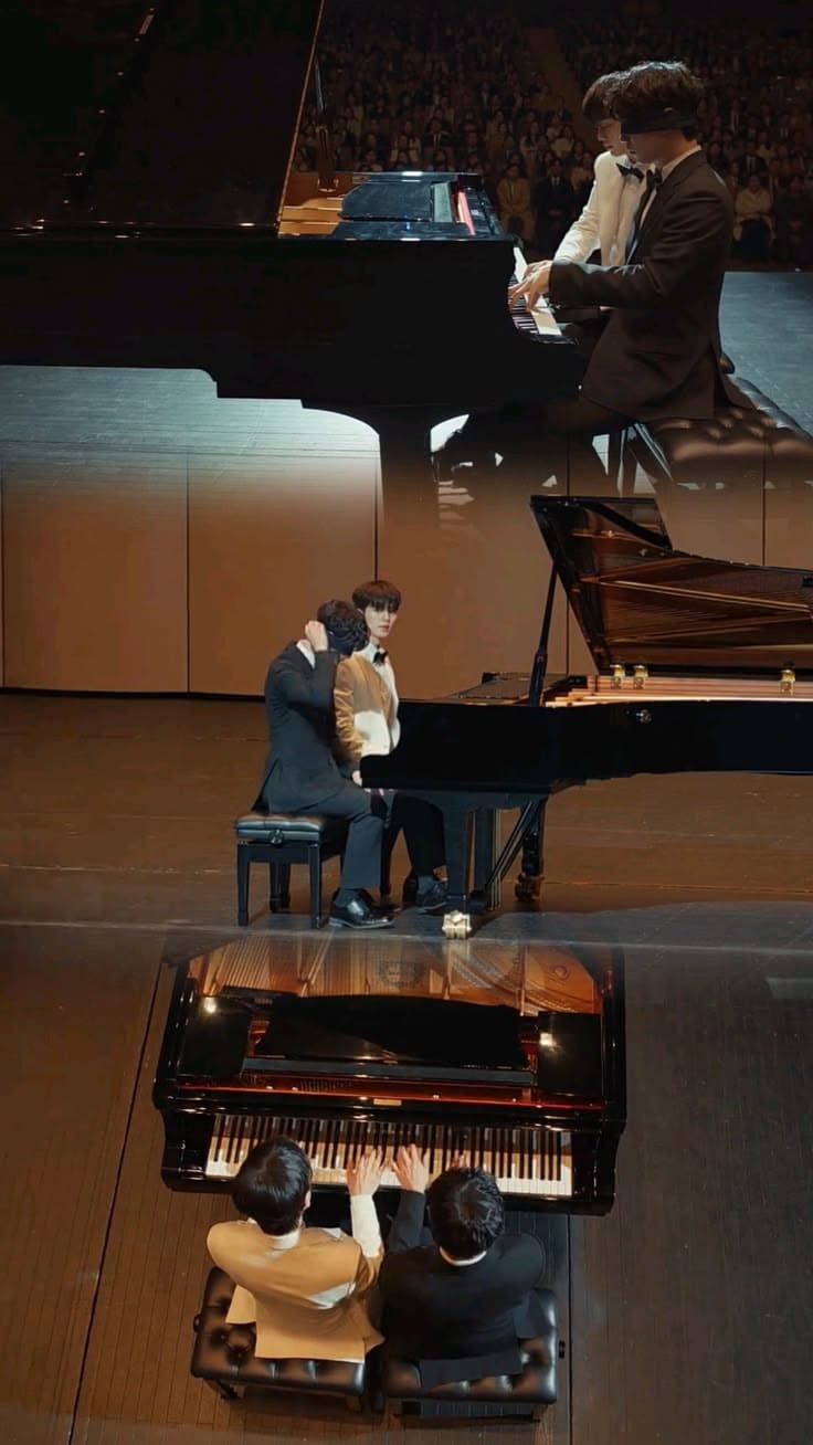 choi jeongyo et park pio jouent au piano lors de leur premiere représentation 4 hands 2 sonatas