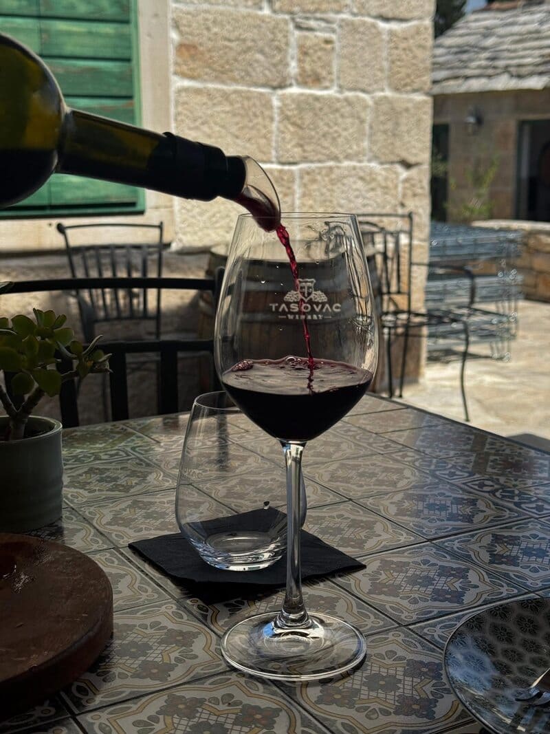 Dégustation de vin rouge au domaine Tasovac Winery à Korčula