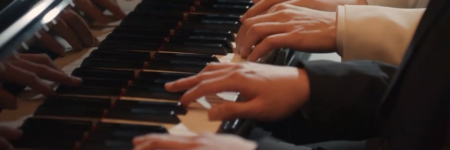 détail sur les mains sur le clavier 4 mains 2 sonates