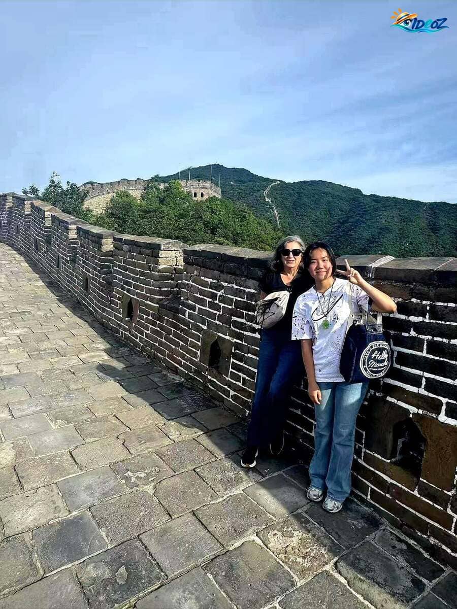 Voyageuse sur la Grande Muraille de Chine près de Pékin