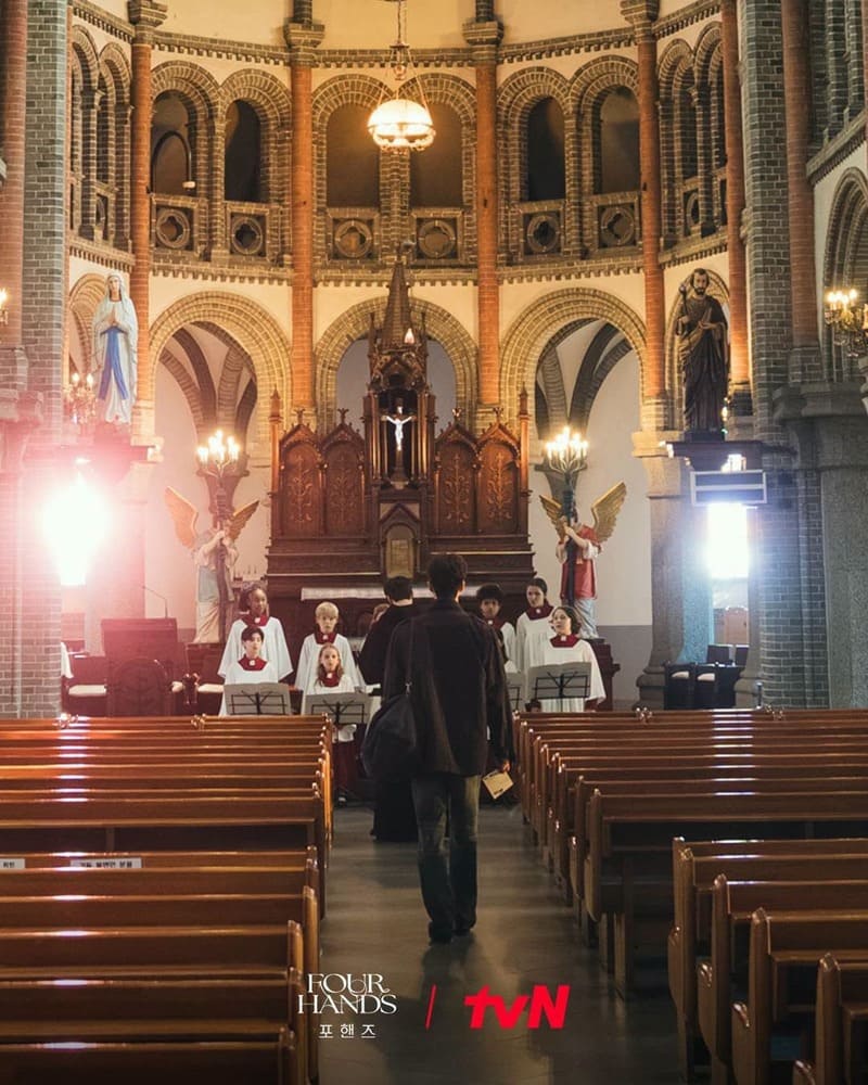 kang pio avance vers choi dans l'église