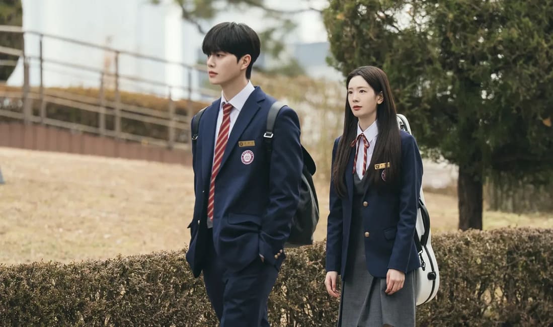 kang pio marche devant hong jae in sa camarade de classe et amie d'enfance amoureuse de lui