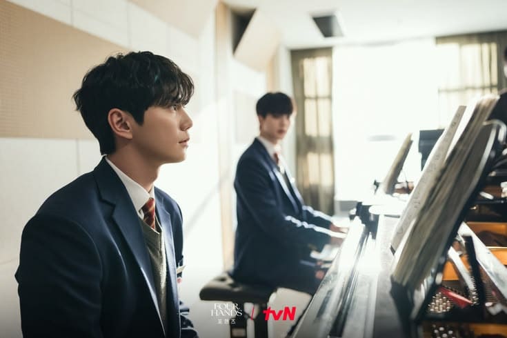 kang pio regarde choi discretement