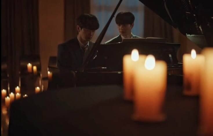 les bougies pour créer la confiance pio et yeongjo jouent du piano