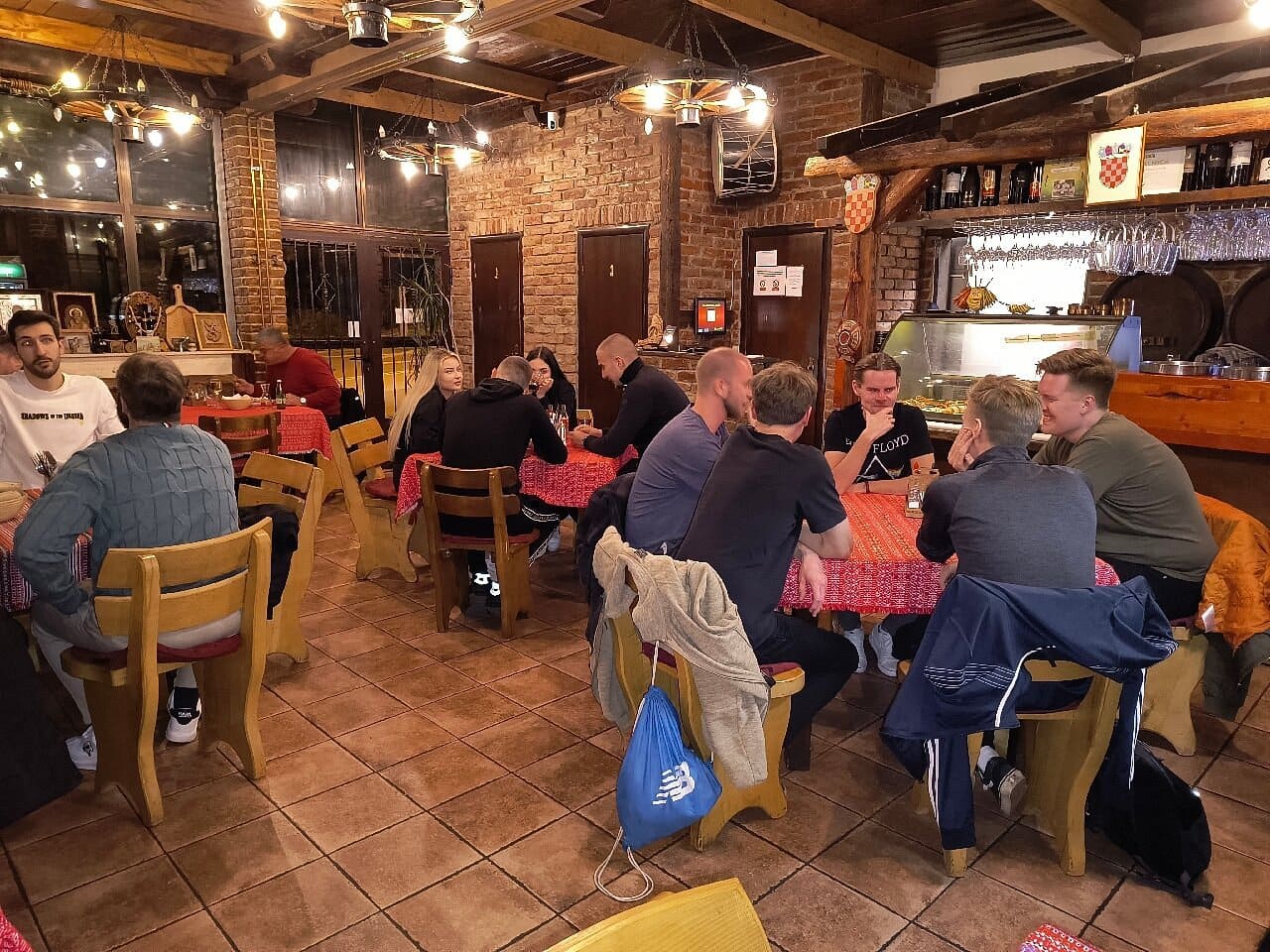 makedonska kuca split salle restaurant remplie de clients makedonska kuca split salle restaurant remplie de clients